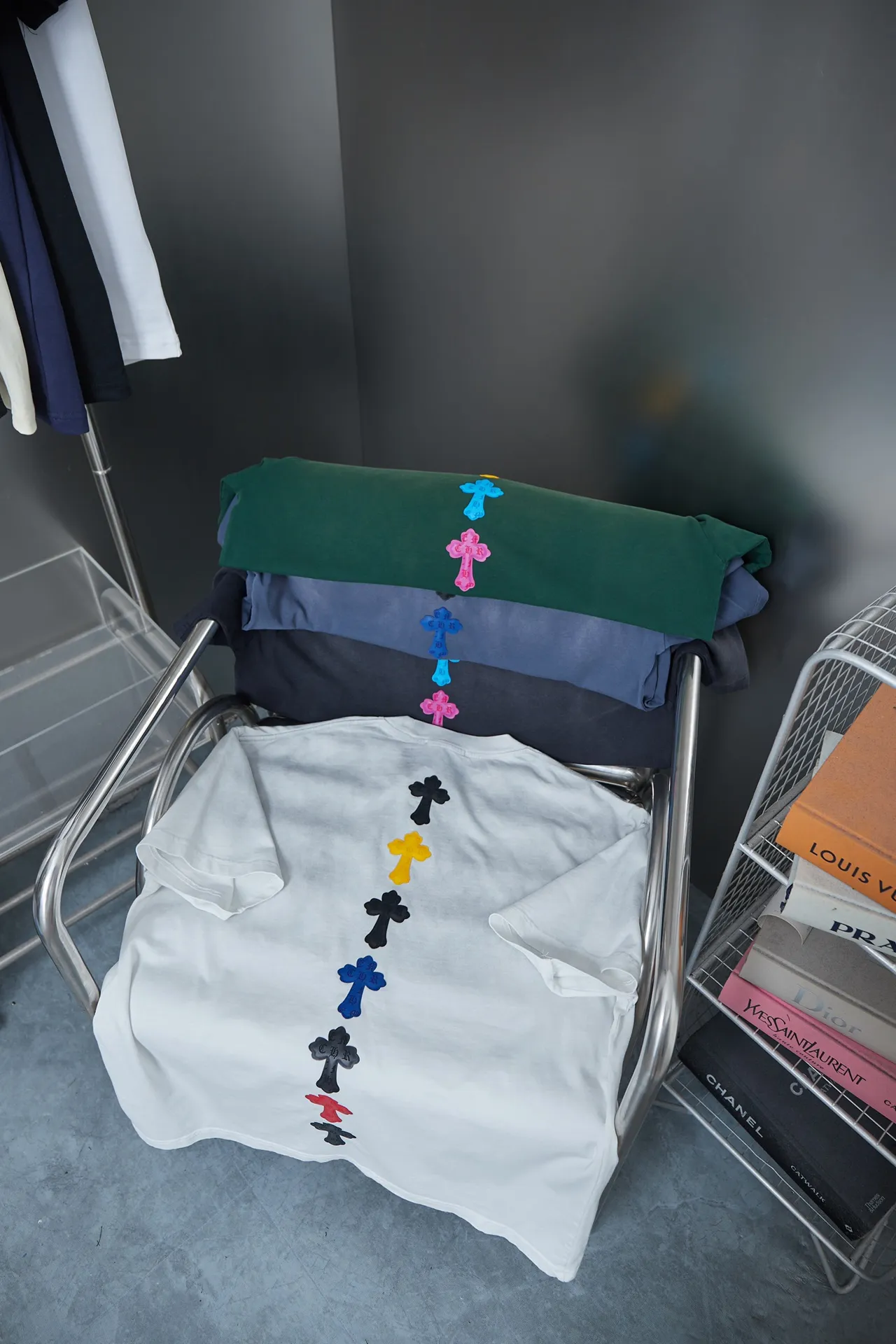 🅿️210 Ch*ome Hearte 25SS early spring new style Three-dimensional sponge thick version Chloë Hearte logo short sleeves Light luxury essential item for daily commuting for men and women Correct version Welcome to compare Detailed features · 320g 100% pure cotton double yarn jersey fabric · Custom dyed in the same vat with special thickened 32 count double-ply 1X1 thread · Three-dimensional sponge thick version Chloé Hearte logo printing · Ready-to-wear dyeing Then do the faded fried snowflake process, then wash it to make it look old · General washing to improve the effect · Double-needle stitching and cross-stitch process · Original main mark, washed tag, brand moisture-proof paper packaging Color: white/black/green/blue Size: S/M/L/XL
